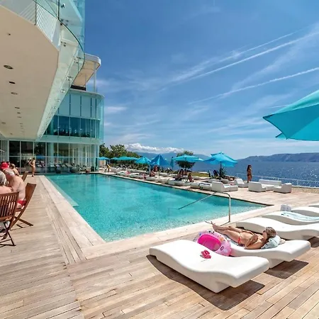 Апартаменты Awesome In With Outdoor Swimming Pool, Wifi And Swimming Pool Нови-Винодолски